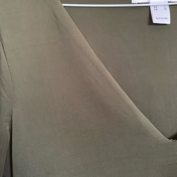 LONG SLEEVE GREEN SLINKY CROP TOP - Picture 2 of 2